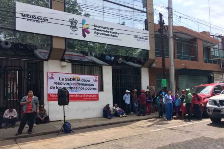 Más de 200 integrantes de Antorcha Campesina protestan en SEDRUA Michoacán, para exigir apoyos agrícolas, fertilizantes y cumplimiento de programas rurales pendientes