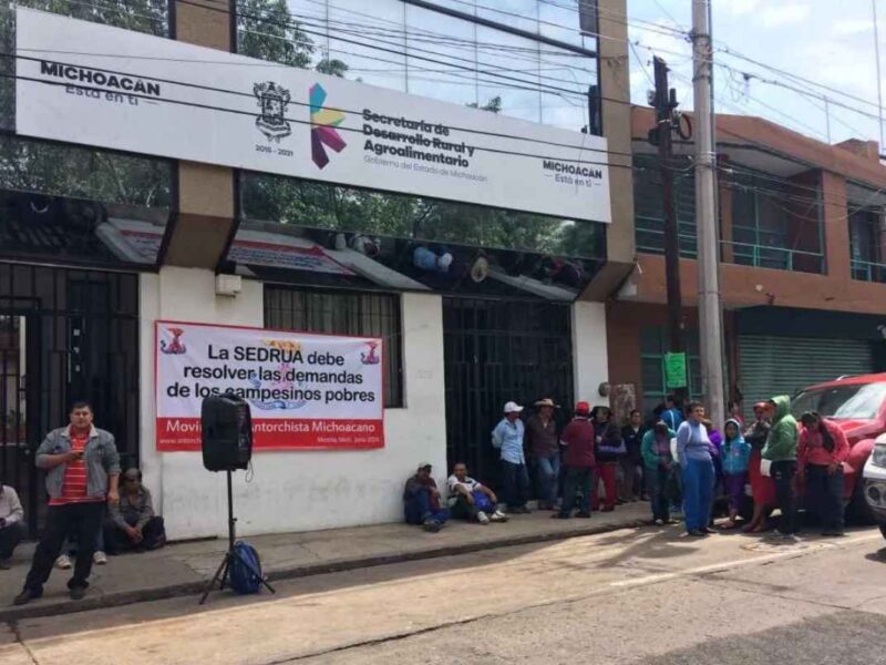 Más de 200 integrantes de Antorcha Campesina protestan en SEDRUA Michoacán, para exigir apoyos agrícolas, fertilizantes y cumplimiento de programas rurales pendientes