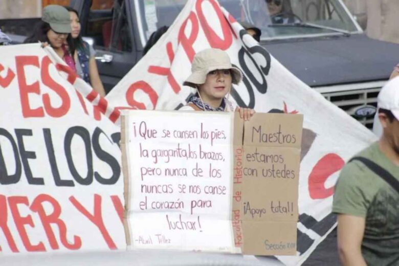 El Centro Histórico de Morelia fue paralizado por estudiantes normalistas y universitarios en una marcha del 2 de octubre, exigiendo justicia y recordando la represión del 68 y el caso Ayotzinapa 3