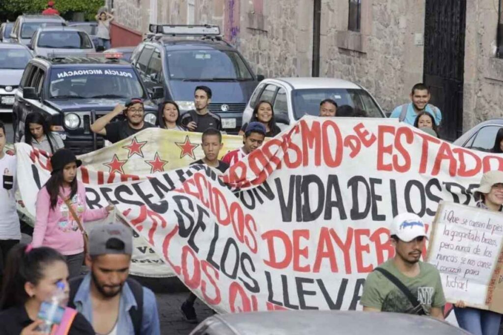 El Centro Histórico de Morelia fue paralizado por estudiantes normalistas y universitarios en una marcha del 2 de octubre, exigiendo justicia y recordando la represión del 68 y el caso Ayotzinapa
