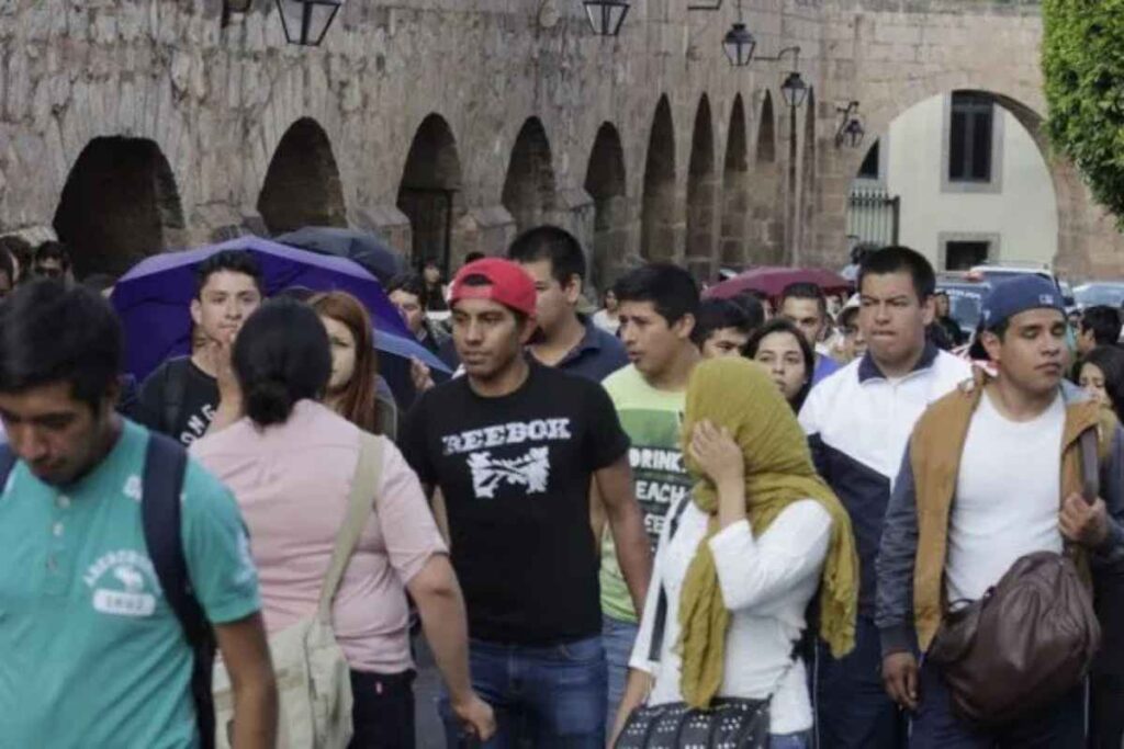 El Centro Histórico de Morelia fue paralizado por estudiantes normalistas y universitarios en una marcha del 2 de octubre, exigiendo justicia y recordando la represión del 68 y el caso Ayotzinapa 2