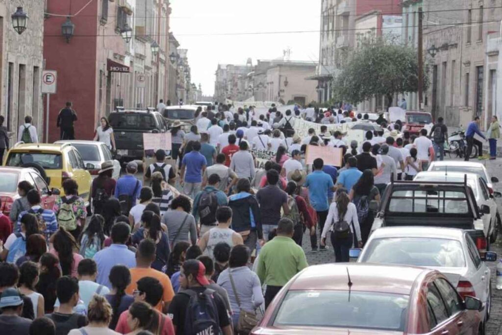 El Centro Histórico de Morelia fue paralizado por estudiantes normalistas y universitarios en una marcha del 2 de octubre, exigiendo justicia y recordando la represión del 68 y el caso Ayotzinapa 1