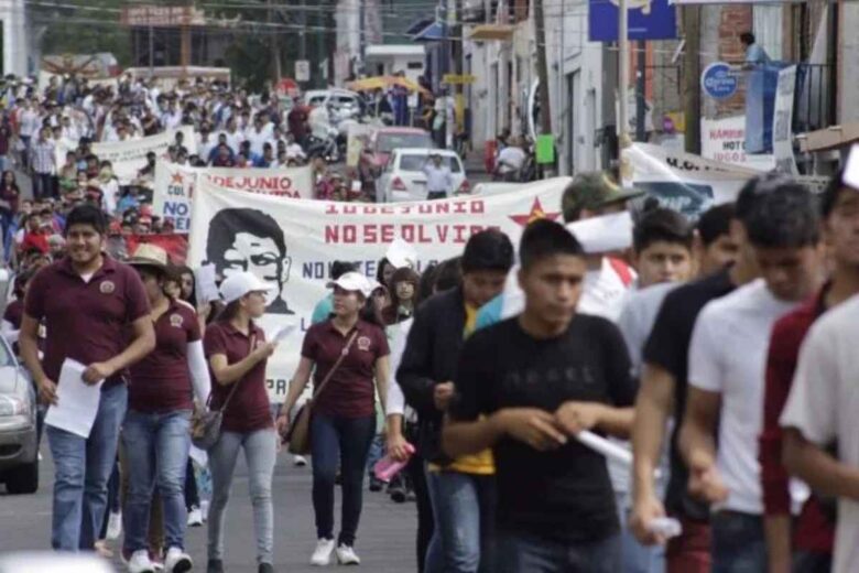Estudiantes de Michoacán marcharon en Morelia para recordar la masacre del Halconazo y rechazar las reformas federales a la educación 1