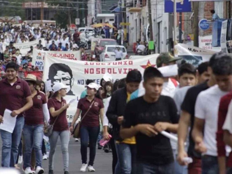 Estudiantes de Michoacán marcharon en Morelia para recordar la masacre del Halconazo y rechazar las reformas federales a la educación 1