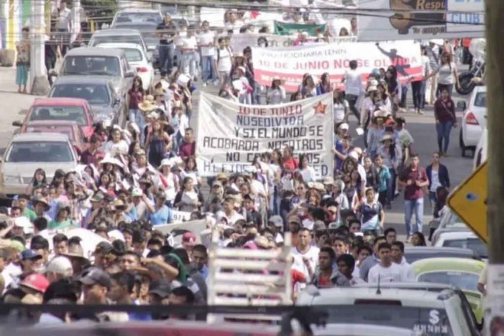 Estudiantes de Michoacán marcharon en Morelia para recordar la masacre del Halconazo y rechazar las reformas federales a la educación