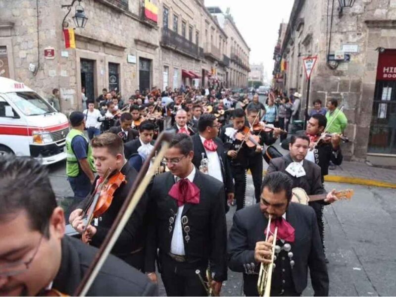 Cientos de mariachis protestan en el Palacio Municipal de Morelia para exigir a las autoridades continuar su labor en la Plaza de San Agustín, defendiendo su patrimonio cultural