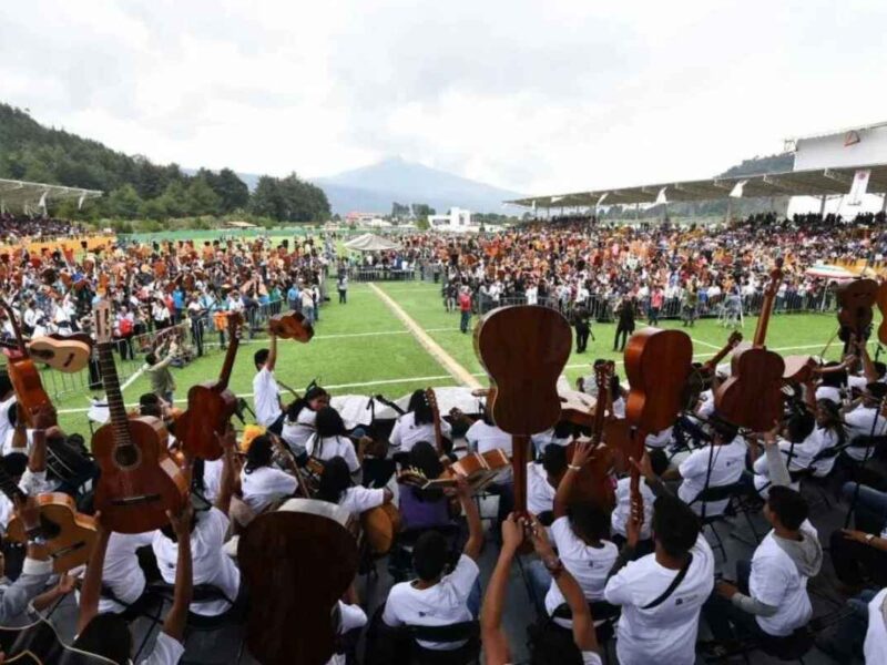 Paracho, Michoacán, alcanzó el Récord Continental con más de 5,400 guitarras, resaltando el esfuerzo local y la falta de apoyo estatal en un evento de talla mundial 2