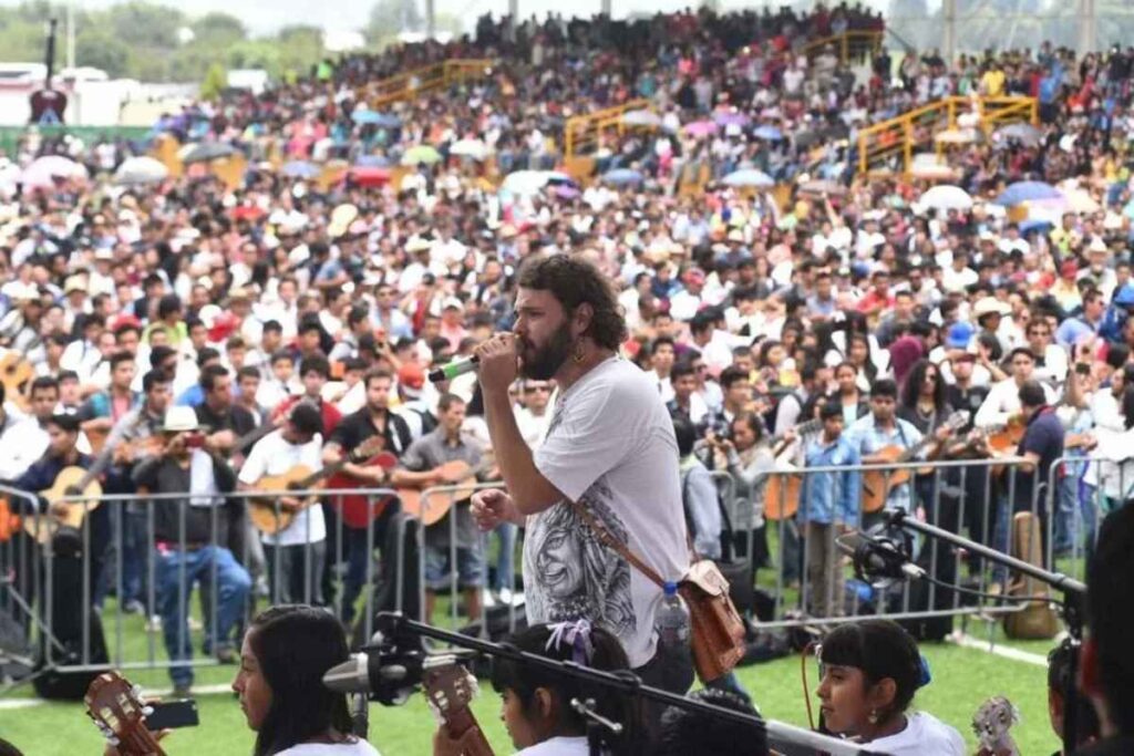 Paracho, Michoacán, alcanzó el Récord Continental con más de 5,400 guitarras, resaltando el esfuerzo local y la falta de apoyo estatal en un evento de talla mundial 1