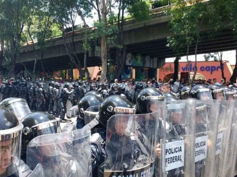 Elementos antimotines de la Policía Federal reprimieron a maestros de la CNTE Michoacán, en el bloqueo de vías del tren en Tres Puentes, elevando la tensión entre docentes y autoridades estatales