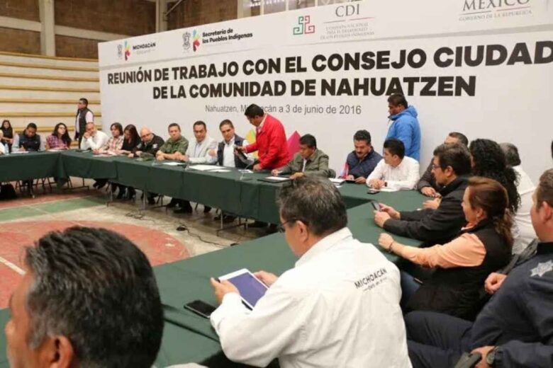 Silvano Aureoles lidera una reunión en Nahuatzen, Michoacán entre entre protestas de la CNTE y con la ausencia del presidente municipal
