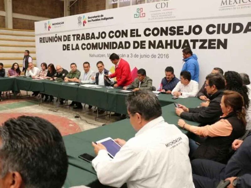 Silvano Aureoles lidera una reunión en Nahuatzen, Michoacán entre entre protestas de la CNTE y con la ausencia del presidente municipal