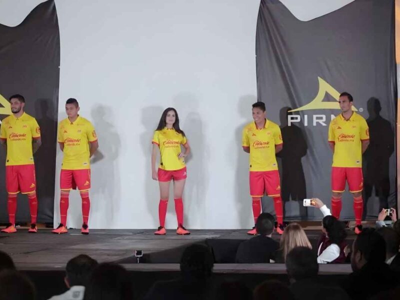 Monarcas Morelia estrena nueva piel de Pirma y presenta a sus 23 jugadores, incluyendo refuerzos extranjeros, con el objetivo de salvarse del descenso en esta temporada 2016-2017