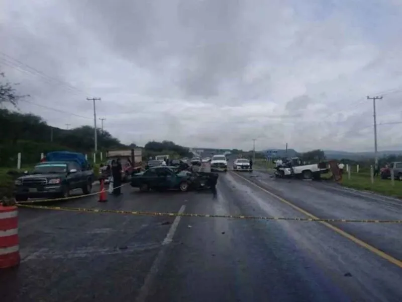 Este lunes ocurrió un aparatoso accidente en la carretera Morelia-Cuitzeo, con saldo de un muerto y varios heridos; conoce las causas, vehículos involucrados y recomendaciones viales 1
