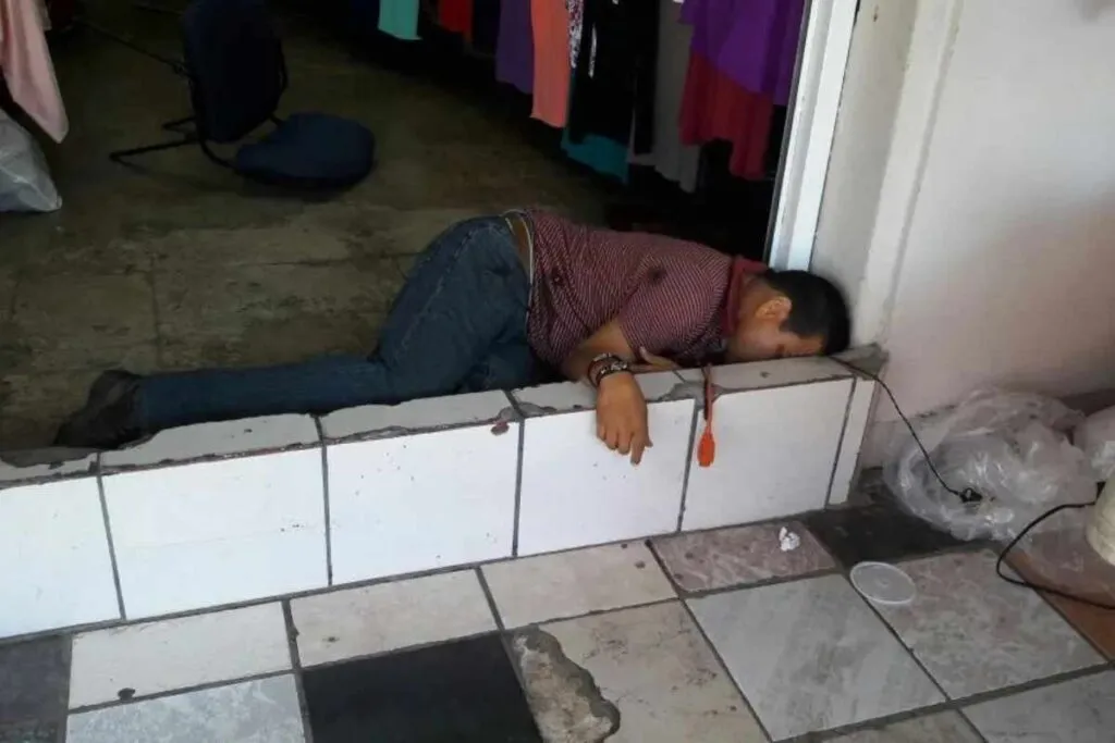 Asesinan a balazos al ex secretario del ayuntamiento de Lázaro Cárdenas, Michoacán, en el centro del puerto Michoacano