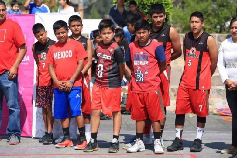 Por paros de la CNTE, 30 niños triquis del equipo de basquetbol dejan escuela pública en Oaxaca y reciben beca en colegio privado para seguir estudiando