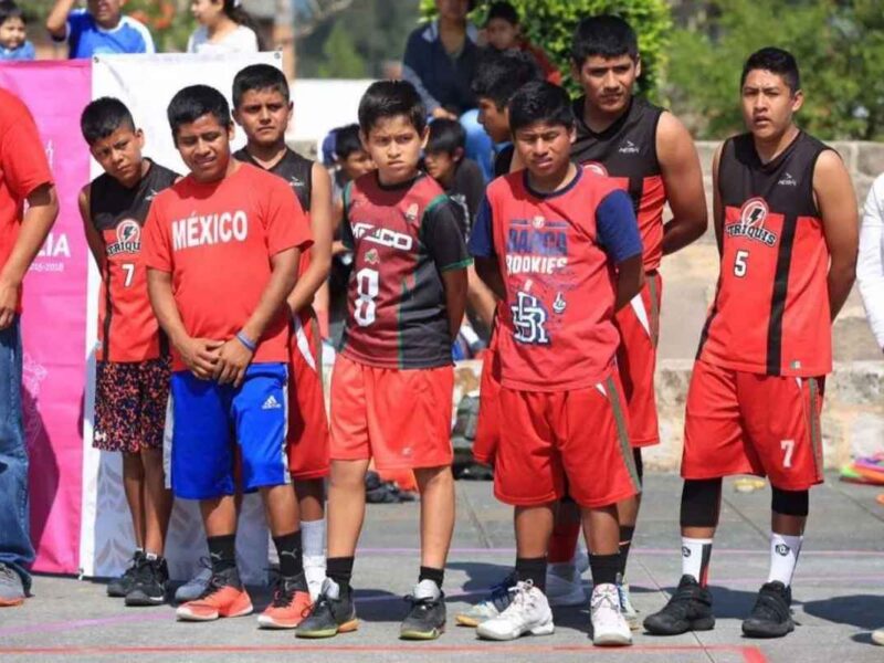 Por paros de la CNTE, 30 niños triquis del equipo de basquetbol dejan escuela pública en Oaxaca y reciben beca en colegio privado para seguir estudiando