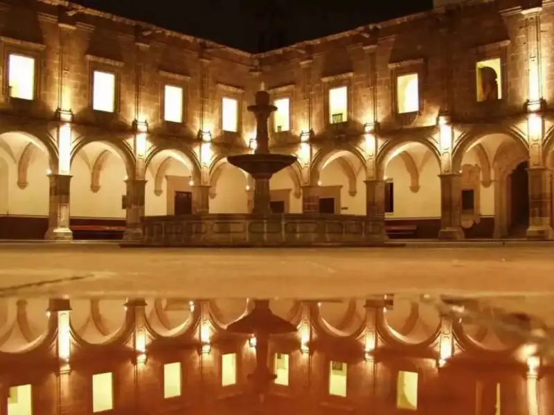 El Centro Cultural Clavijero une ayer y hoy en Morelia con su imponente cantera rosa, exposiciones temporales vibrantes, talleres artísticos y eventos culturales. Desde su origen jesuita hasta ser Patrimonio UNESCO, explora su historia y arte en familia