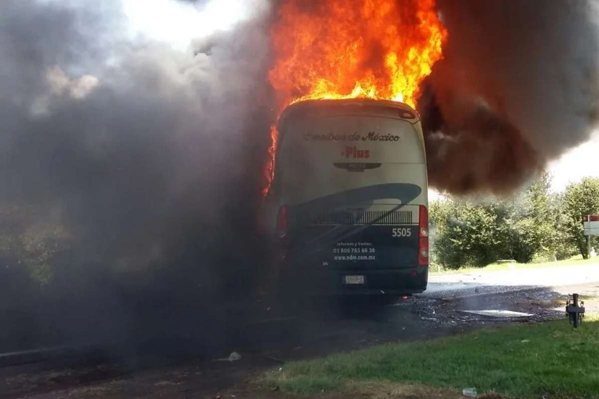 Un grupo de presuntos normalistas de Tiripetío, bloqueó la carretera rumbo a San Juan Tumbio y quemó un autobús de la línea Ómnibus de México, provocando afectaciones al tránsito en Michoacán 1