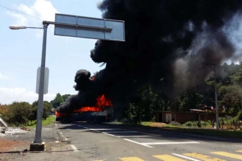Un grupo de presuntos normalistas de Tiripetío, bloqueó la carretera rumbo a San Juan Tumbio y quemó un autobús de la línea Ómnibus de México, provocando afectaciones al tránsito en Michoacán