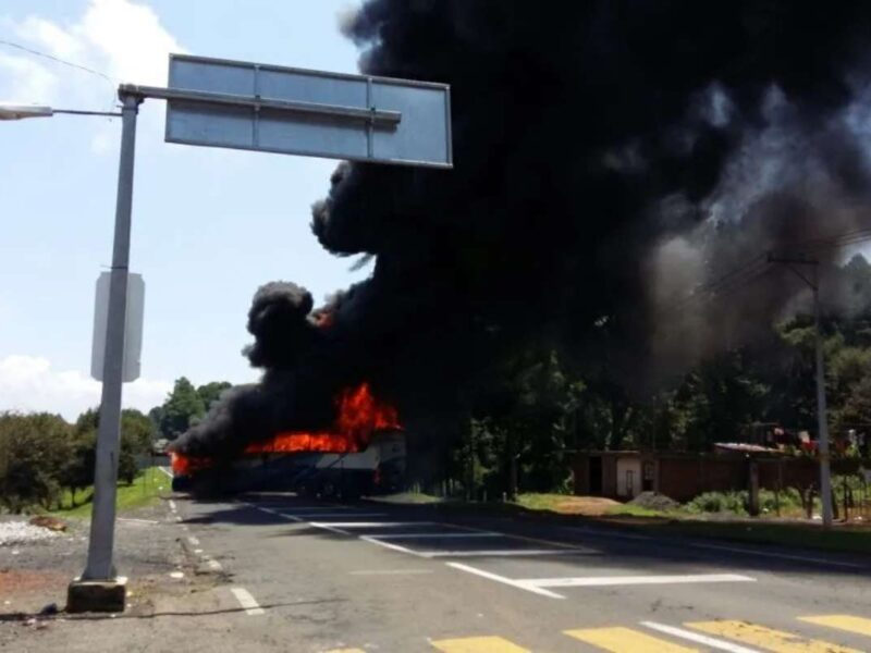 Un grupo de presuntos normalistas de Tiripetío, bloqueó la carretera rumbo a San Juan Tumbio y quemó un autobús de la línea Ómnibus de México, provocando afectaciones al tránsito en Michoacán