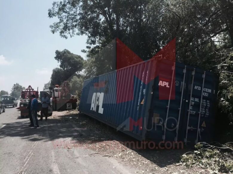 Volcadura de Trailer en la carretera Pátzcuaro Morelia ocasiona tráfico lento