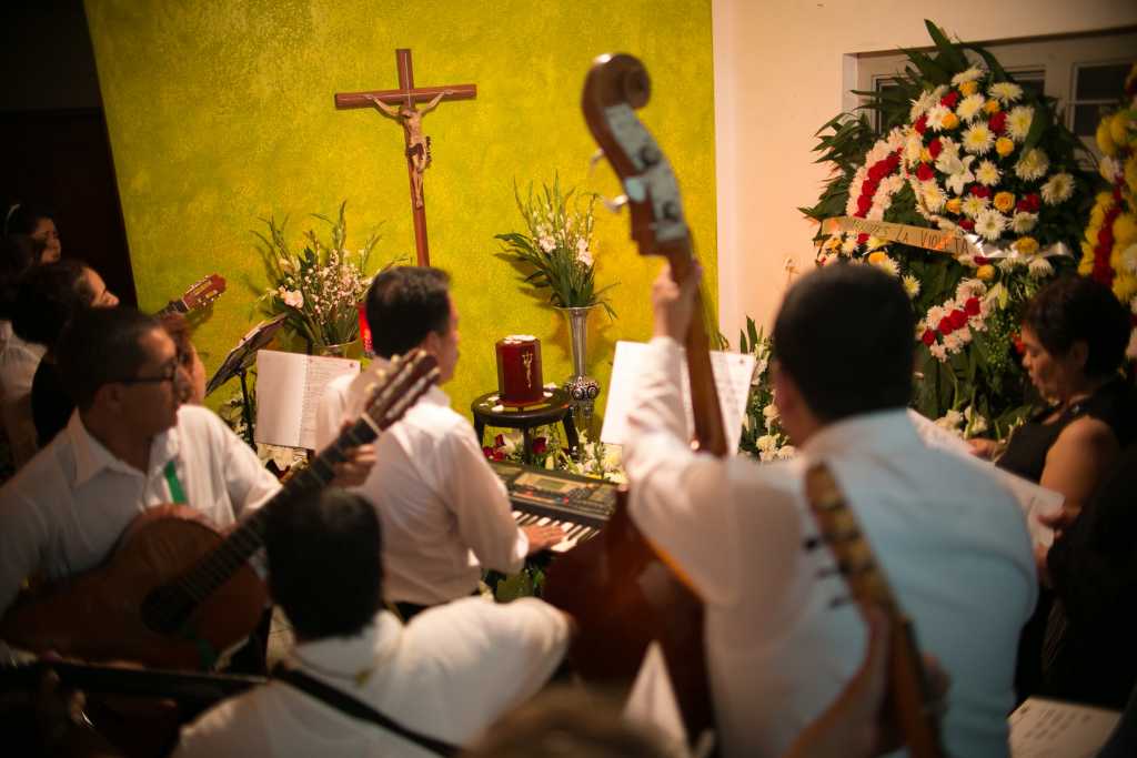 La comunidad de Janamuato, municipio de Purúandiro exige justicia tras el asesinato del sacerdote José Alfredo López Guillén, entre lamentos y protestas durante su despedida en Michoacán 3