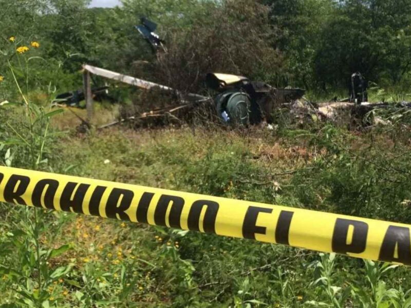 El desplome del helicóptero de la SSP Michoacán en La Huacana sucedió durante un operativo; el accidente estuvo relacionado con maniobras evasivas por presunta agresión y error humano según autoridades