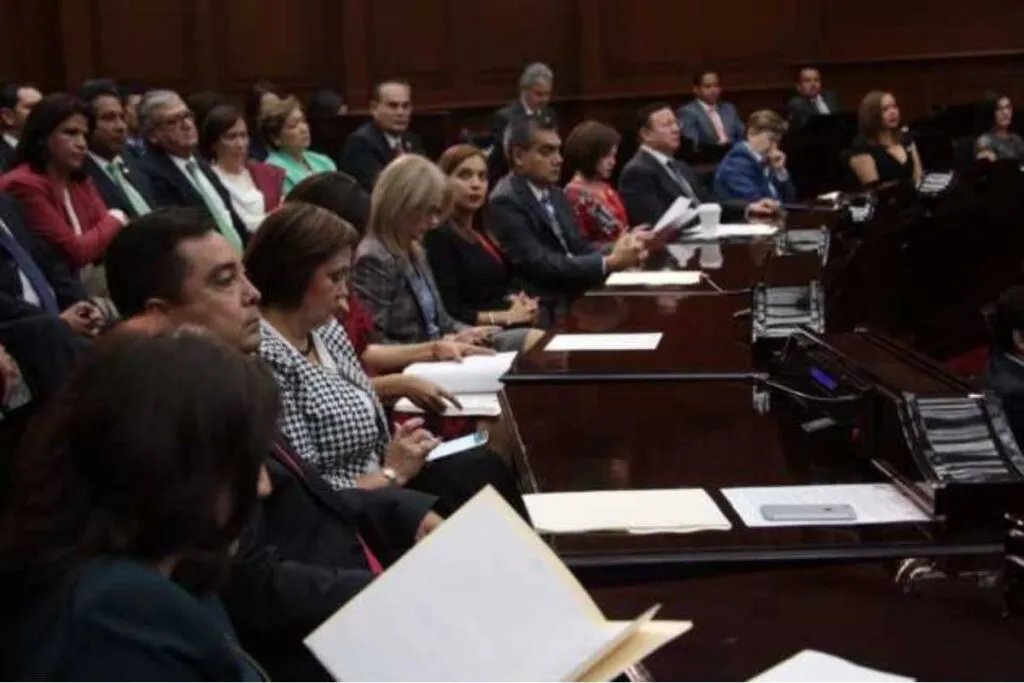 El Congreso Michoacán conformó su mesa directiva, presidida por Pascual Sigala. Diputados de siete partidos se comprometen a mejorar el Poder Legislativo 1