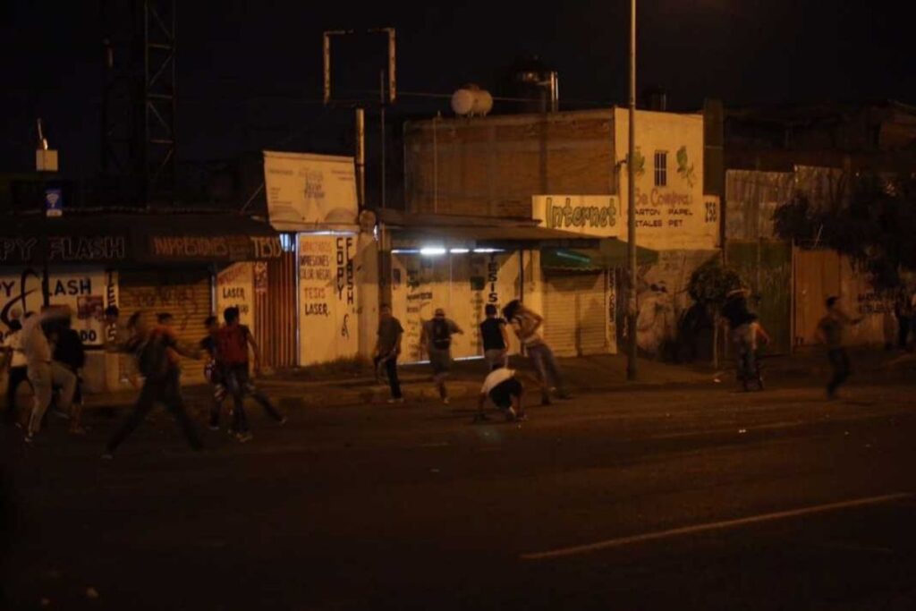 Estudiantes y paristas protagonizaron un violento enfrentamiento en la UMSNH, dejando caos en Ciudad Universitaria de Morelia y la intervención de las autoridades 1
