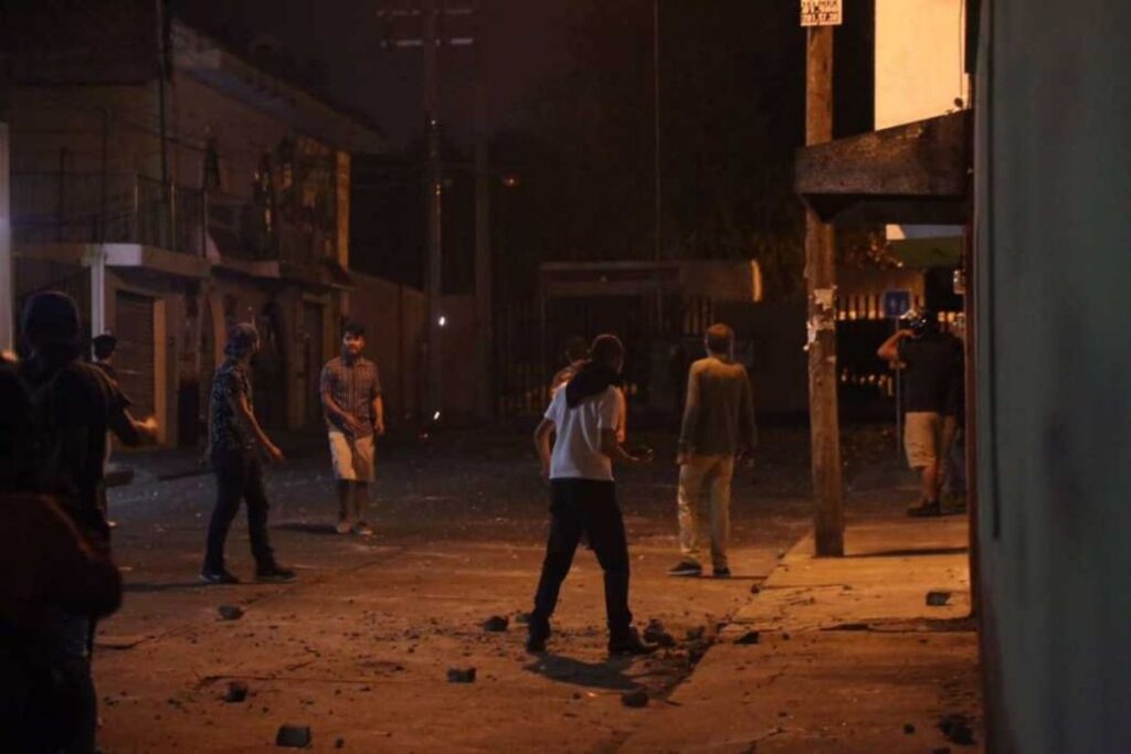 Estudiantes y paristas protagonizaron un violento enfrentamiento en la UMSNH, dejando caos en Ciudad Universitaria de Morelia y la intervención de las autoridades 5