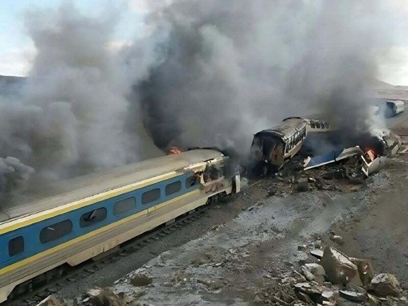 Un choque de trenes en el norte de Irán causó 43 muertos y 100 heridos. El accidente ferroviario se registró en Semnan y equipos de rescate siguen en labores