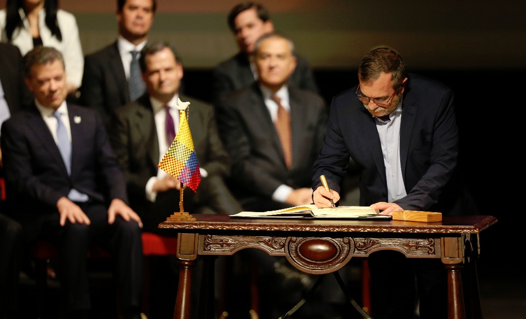 Firman nuevo acuerdo de paz en Colombia
