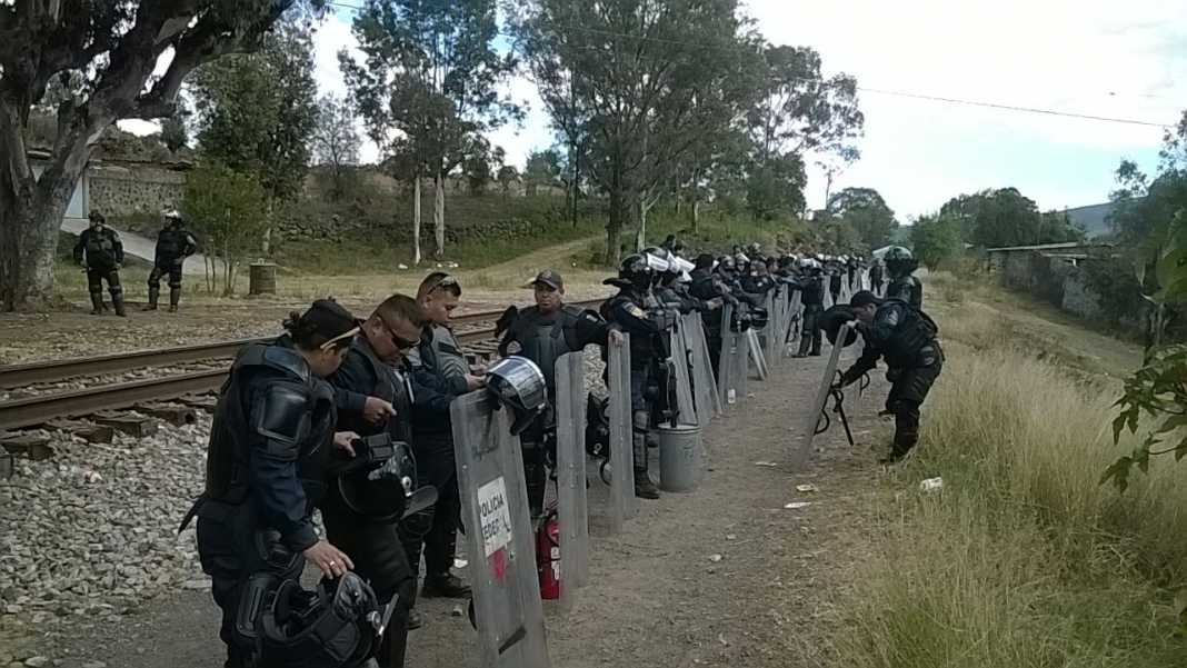 enfrentamiento magisterio y policías Uruapan