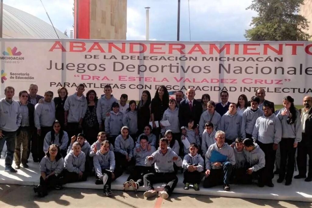 La delegación michoacana fue abanderada para competir en el Campeonato Nacional 2016 para Personas con Discapacidad Intelectual, reafirmando el compromiso con la inclusión y el deporte adaptado. 2