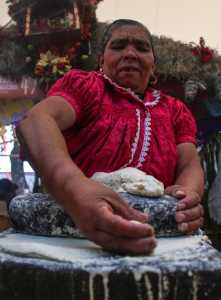 Morelia, Michoacán.-Durante la ponencia que brindó el chef mexicano Alfredo Oropeza en el marco de la Quinta Feria Nacional de Pueblos Mágicos, el cocinero reconoció el trabajo de la mujer dentro de la cocina en nuestro país.