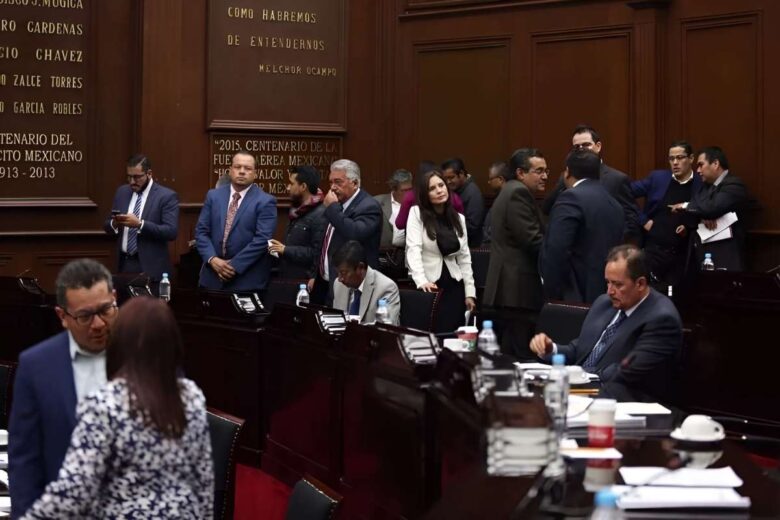 Diputados de PRD y PRI, como Francisco Campos y Xochitl Ruiz, figuran entre los que menos actividad legislativa tienen, presentando pocas iniciativas y dictámenes en el Congreso de Michoacán, según transparencia
