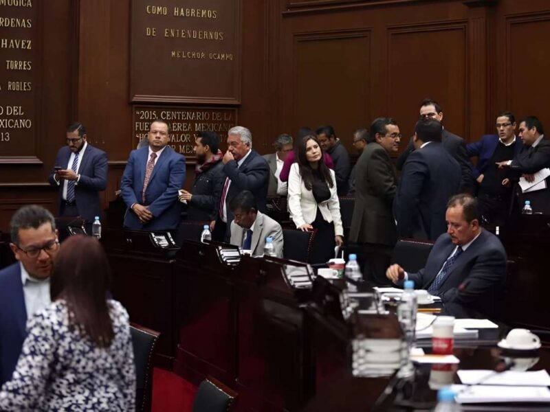 Diputados de PRD y PRI, como Francisco Campos y Xochitl Ruiz, figuran entre los que menos actividad legislativa tienen, presentando pocas iniciativas y dictámenes en el Congreso de Michoacán, según transparencia