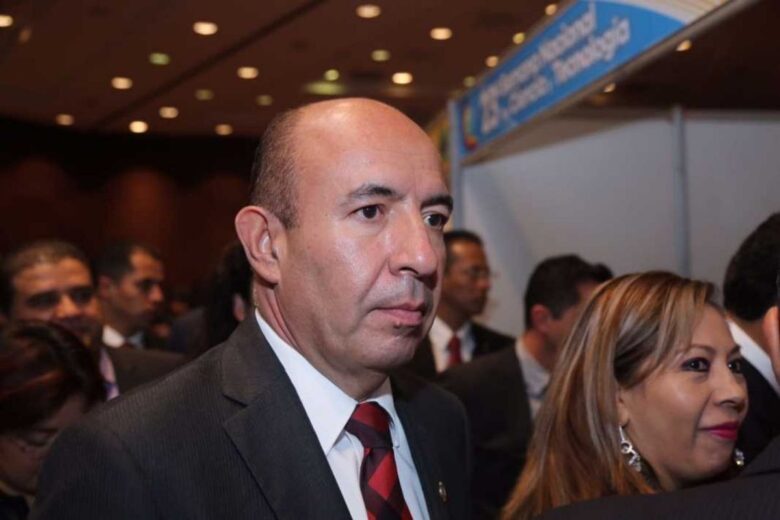 El titular de la SEE, Alberto Frutis Solís, aseguró que los adeudos al magisterio de Michoacán, incluyendo bonos y salarios, serán saldados este mes y que el gobierno está al día con maestros y estudiantes normalistas