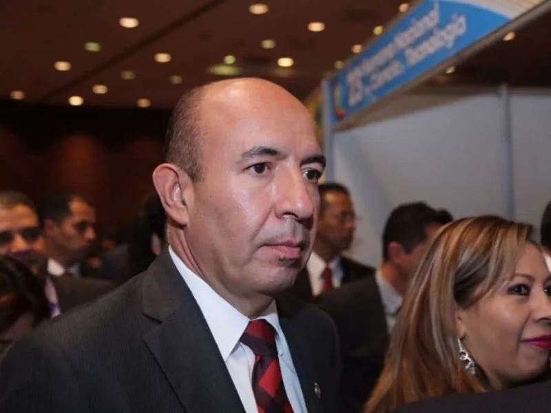 El titular de la SEE, Alberto Frutis Solís, aseguró que los adeudos al magisterio de Michoacán, incluyendo bonos y salarios, serán saldados este mes y que el gobierno está al día con maestros y estudiantes normalistas