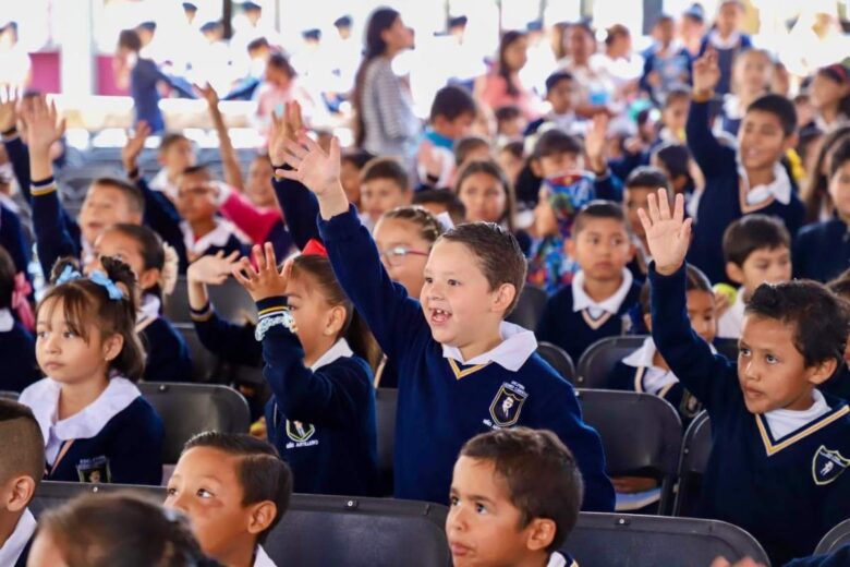 La SEE confirmó que 1.2 millones de estudiantes regresaron a clases en Michoacán tras vacaciones. En contraste, la UMSNH mantiene paro por adeudos laborales
