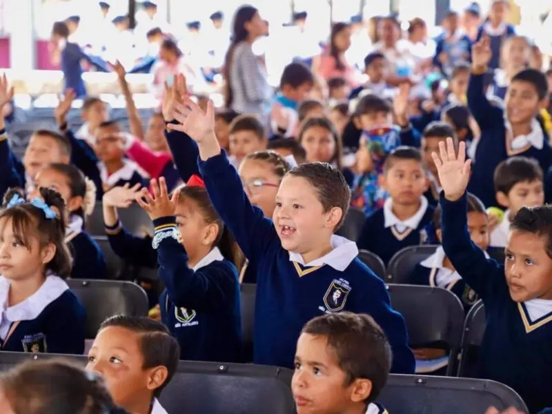 La SEE confirmó que 1.2 millones de estudiantes regresaron a clases en Michoacán tras vacaciones. En contraste, la UMSNH mantiene paro por adeudos laborales