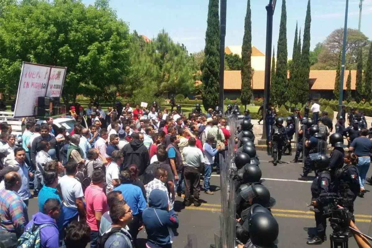 Integrantes de la CNTE afuera de Ceconexpo Morelia para manifestarse