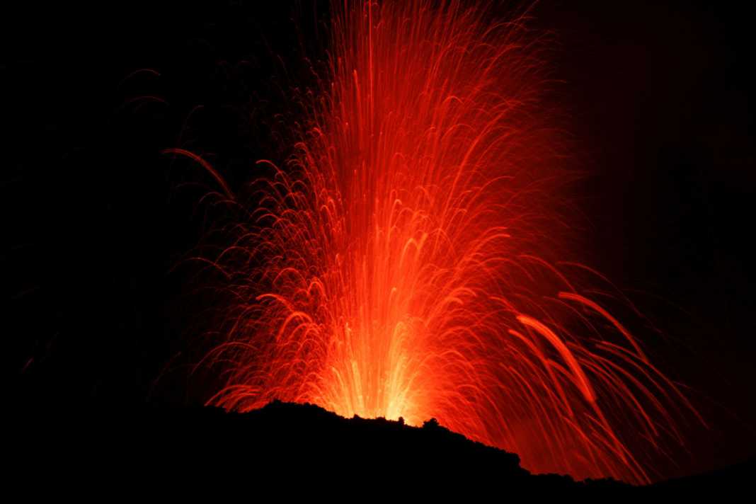 Volcán Etna de Sicilia en Italia: erupciones volcánicas de fuego y ceniza 1