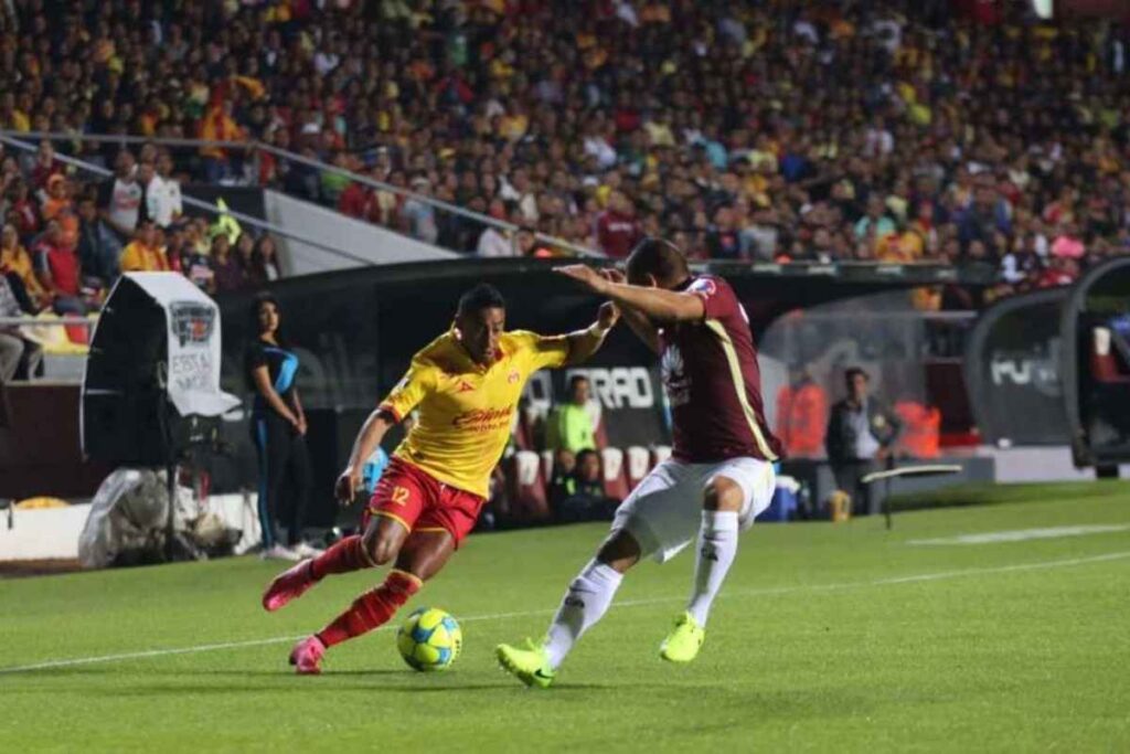 Monarcas Morelia sufrió una dolorosa derrota 2-0 frente al América en el Clausura 2016, acentuando su crisis y hundiéndose en el último lugar porcentual de la Liga MX 2
