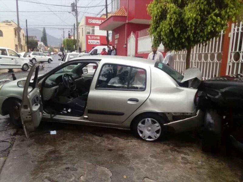 Un accidente vial en Morelia, causado por lluvias intensas, involucra varios autos y deja daños materiales; Protección civil y Bomberos atienden la emergencia