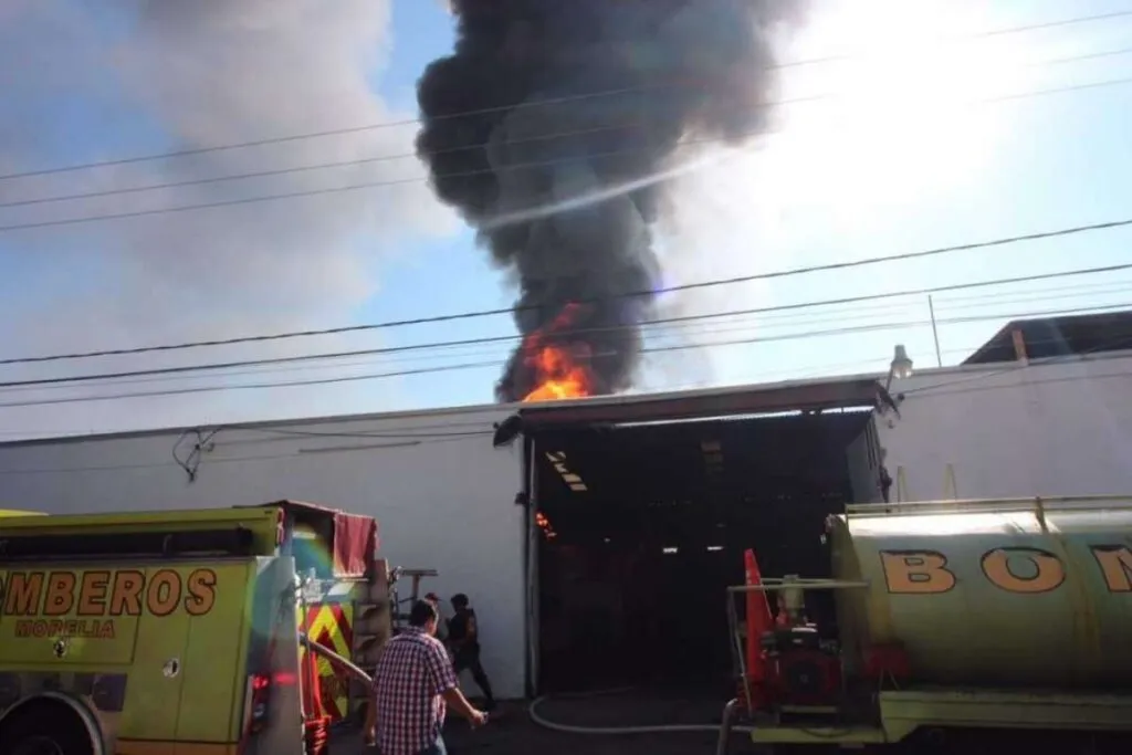 Se reactivó el incendio en el Mercado de Abastos Morelia; bomberos y Ejército acudieron ante el riesgo por gasolina clandestina y autoridades confirmaron hallazgo de combustible 1