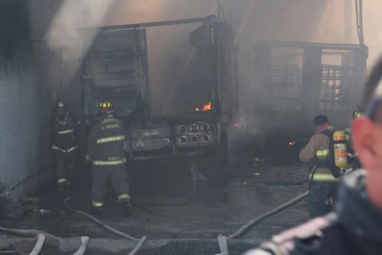 Se reactivó el incendio en el Mercado de Abastos Morelia; bomberos y Ejército acudieron ante el riesgo por gasolina clandestina y autoridades confirmaron hallazgo de combustible