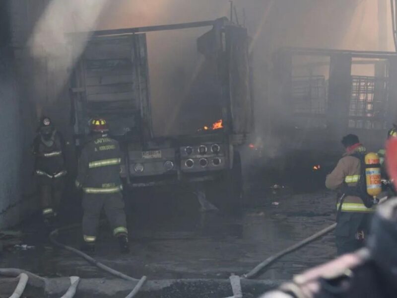 Se reactivó el incendio en el Mercado de Abastos Morelia; bomberos y Ejército acudieron ante el riesgo por gasolina clandestina y autoridades confirmaron hallazgo de combustible