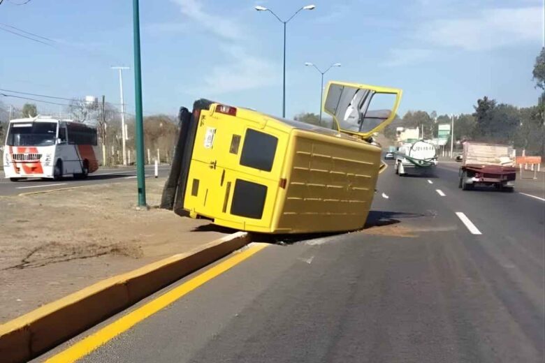 Un camión de transporte escolar se volcó en Morelia; un menor conducía y resultó herido; Policía y bomberos acudieron al lugar del accidente en la salida Quiroga