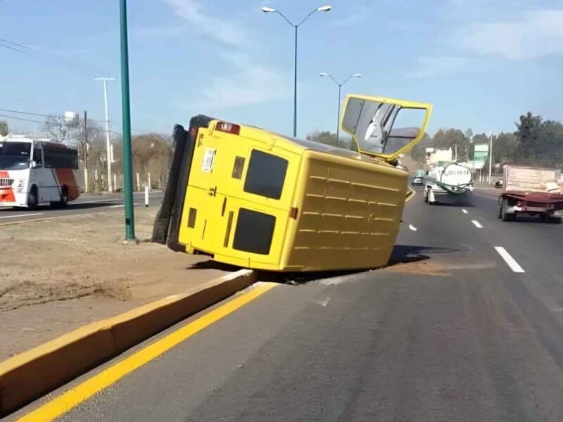 Un camión de transporte escolar se volcó en Morelia; un menor conducía y resultó herido; Policía y bomberos acudieron al lugar del accidente en la salida Quiroga